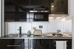 Refrigerador, microondas, placa de cocina, cafetera/tetera