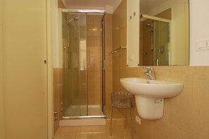 Douche, sèche-cheveux, bidet, serviettes fournies