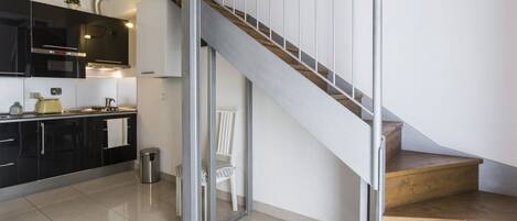 Jääkaappi, mikroaaltouuni, liesi, kahvin-/teenkeitin