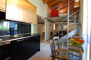 Réfrigérateur, micro-ondes, plaque de cuisson, cafetière/bouilloire