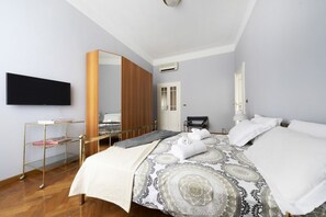 4 Schlafzimmer, Schreibtisch, Bügeleisen/Bügelbrett, WLAN