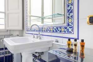 Kylpyamme, hierova suihkupää, hiustenkuivaaja, bidee