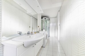 Baignoire, douche hydromassante, sèche-cheveux, bidet