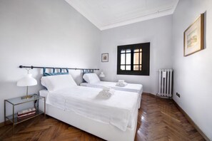 4 makuuhuonetta, työpöytä, silitysrauta/-lauta, Wi-Fi