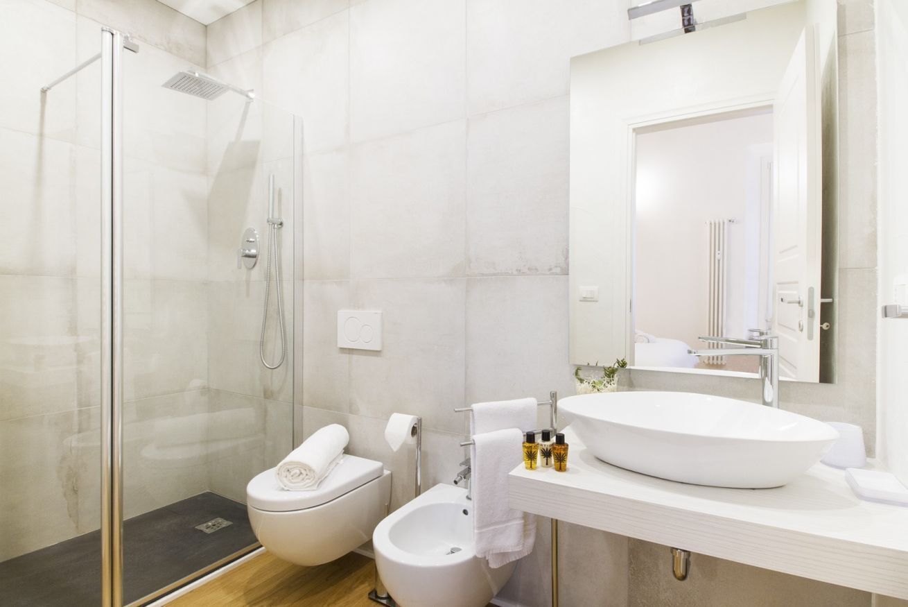 Een douche, een haardroger, een bidet, handdoeken