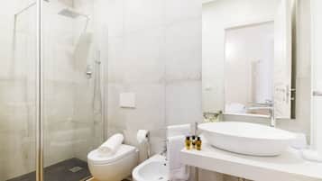 Dusche, Haartrockner, Bidet, Handtücher