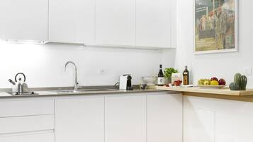 Frigorifero, microonde, piano cottura, lavastoviglie