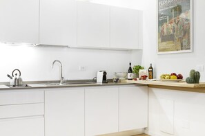 Kühlschrank, Mikrowelle, Herdplatte, Geschirrspüler