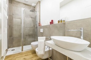 Bruser, hårtørrer, bidet, håndklæder