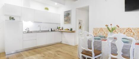 Frigorífico, microondas, placa de cocina y lavavajillas