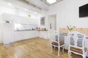 Fridge, microwave, stovetop, dishwasher - GetTheKey San Vitale Apartment (Bologna)