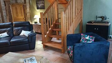 Télévision, cheminée, baby-foot