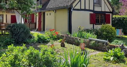 Charming Family-Friendly Getaway with Garden, Mezzanine & Games Room in Arrou