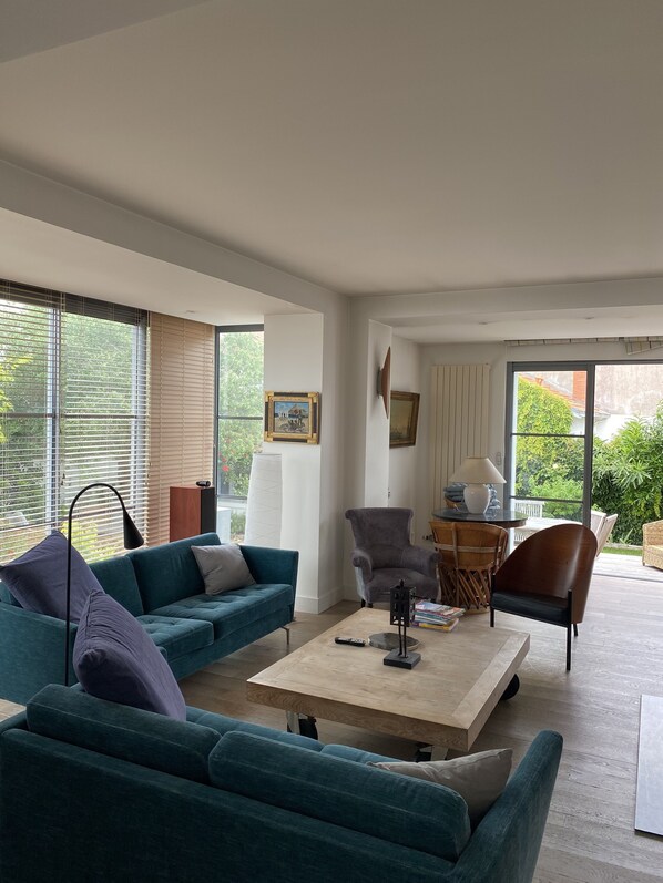 Téléviseur, foyer, lecteur de DVD, livres