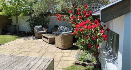 LARGE VILLA WITH GARDEN IN DOWNTOWN LA ROCHELLE FOR 8 PEOPLE