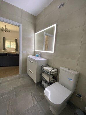 Een douche, een haardroger, handdoeken, zeep