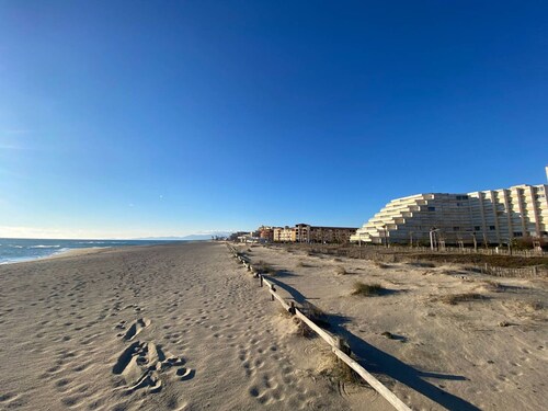 Calm studio for 4 near the beach, private parking