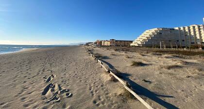 Calm studio for 4 near the beach, private parking