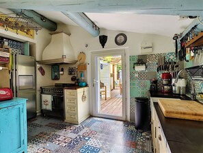 ثلاجة، ميكروويف، فرن، موقد طهي مسطح