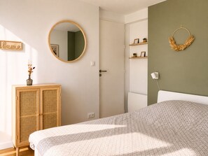4 habitaciones, escritorio y tabla de planchar con plancha 