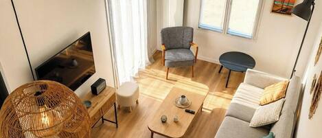Smart TV, fireplace, books, stereo