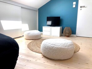 4 bedrooms, desk, iron/ironing board, travel cot