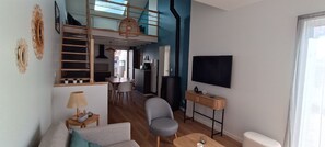 Smart TV, fireplace, books, stereo