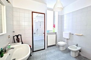 Ensemble douche/baignoire, sèche-cheveux, bidet, serviettes fournies