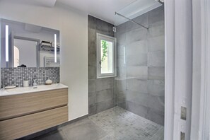 Dusche, Haartrockner, Handtücher, Toilettenpapier