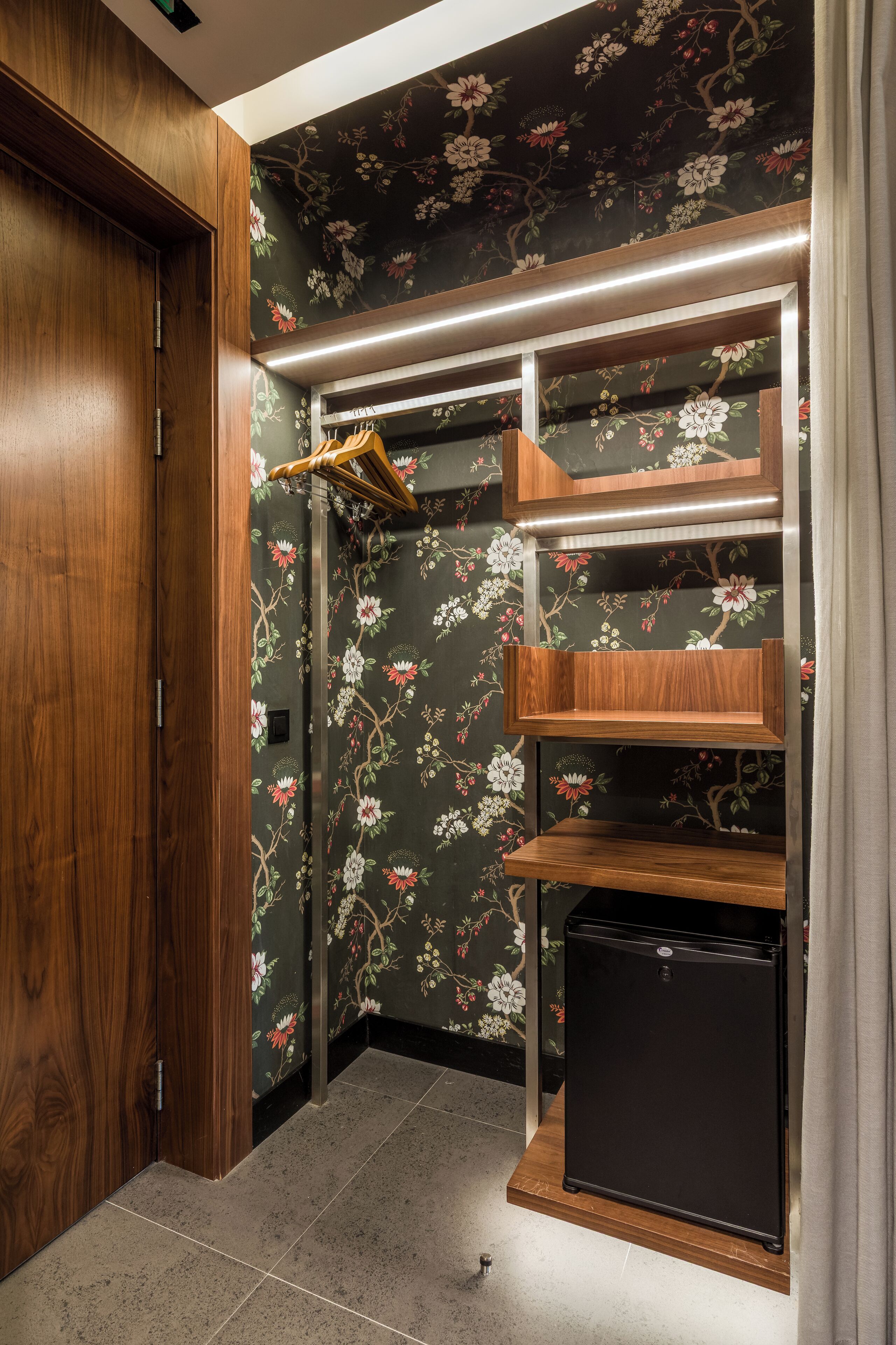 family room (superior) | 1 bedroom, minibar, in-room safe, desk