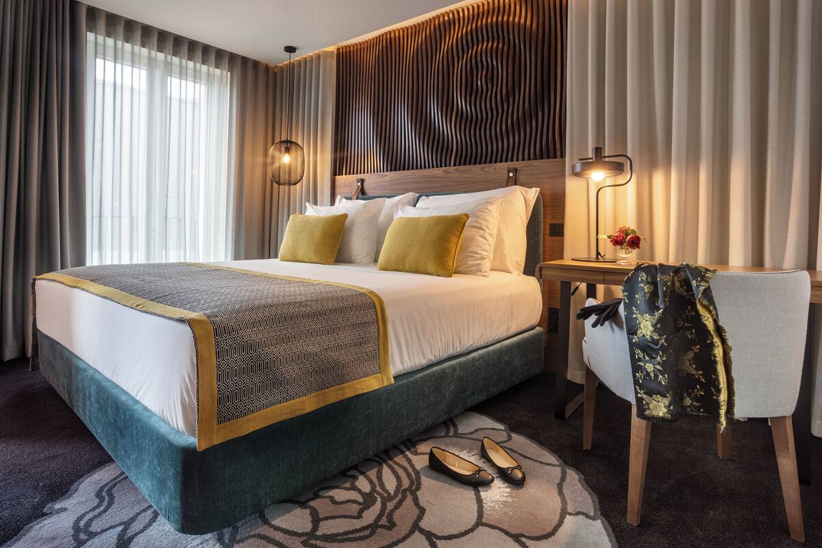 ميني بار وخزنة داخل الغرفة ومكتب وتجهيزات عازلة للصوت