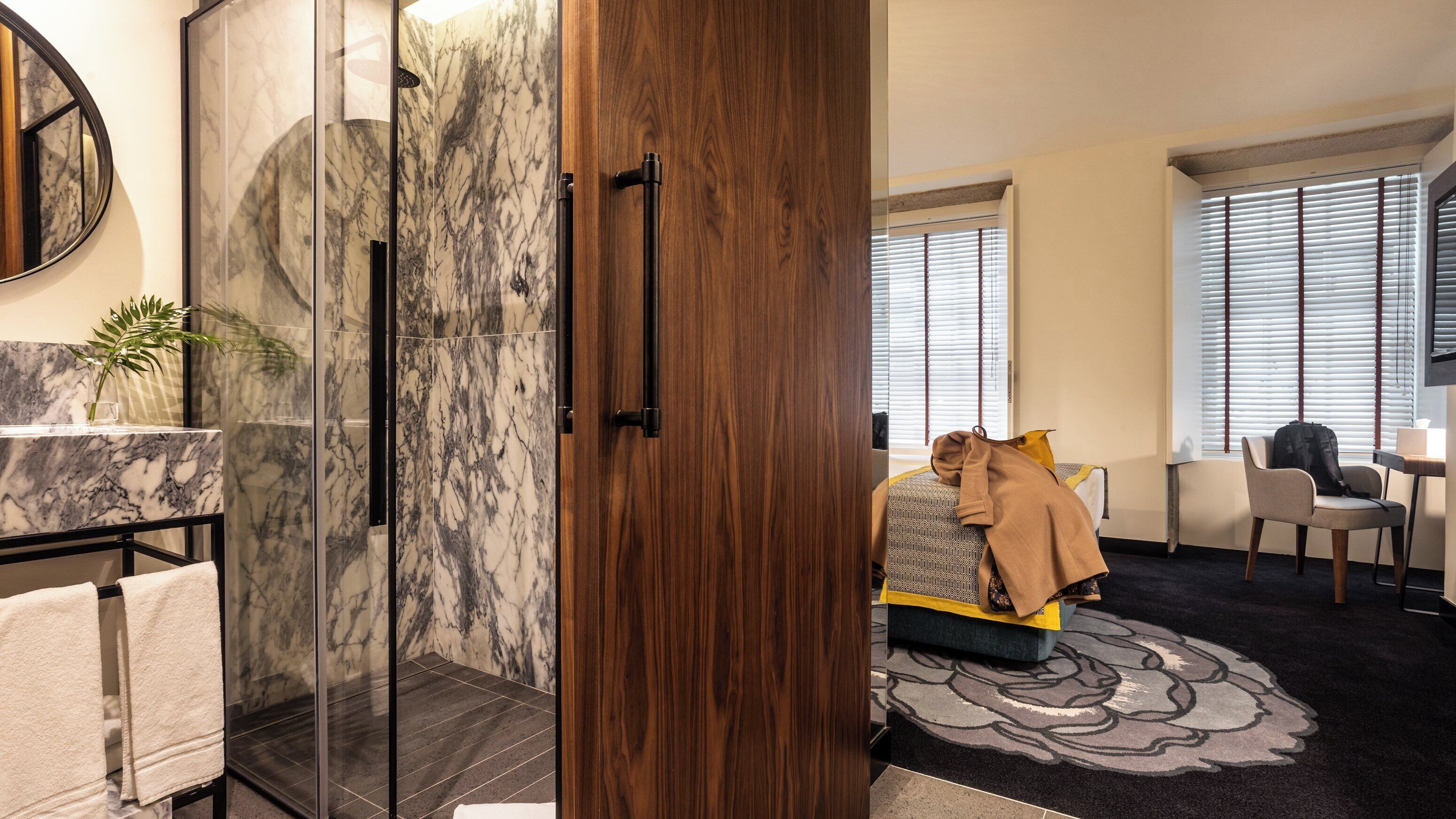 Classic Twin Room | Minibar, in-room safe, desk, soundproofing