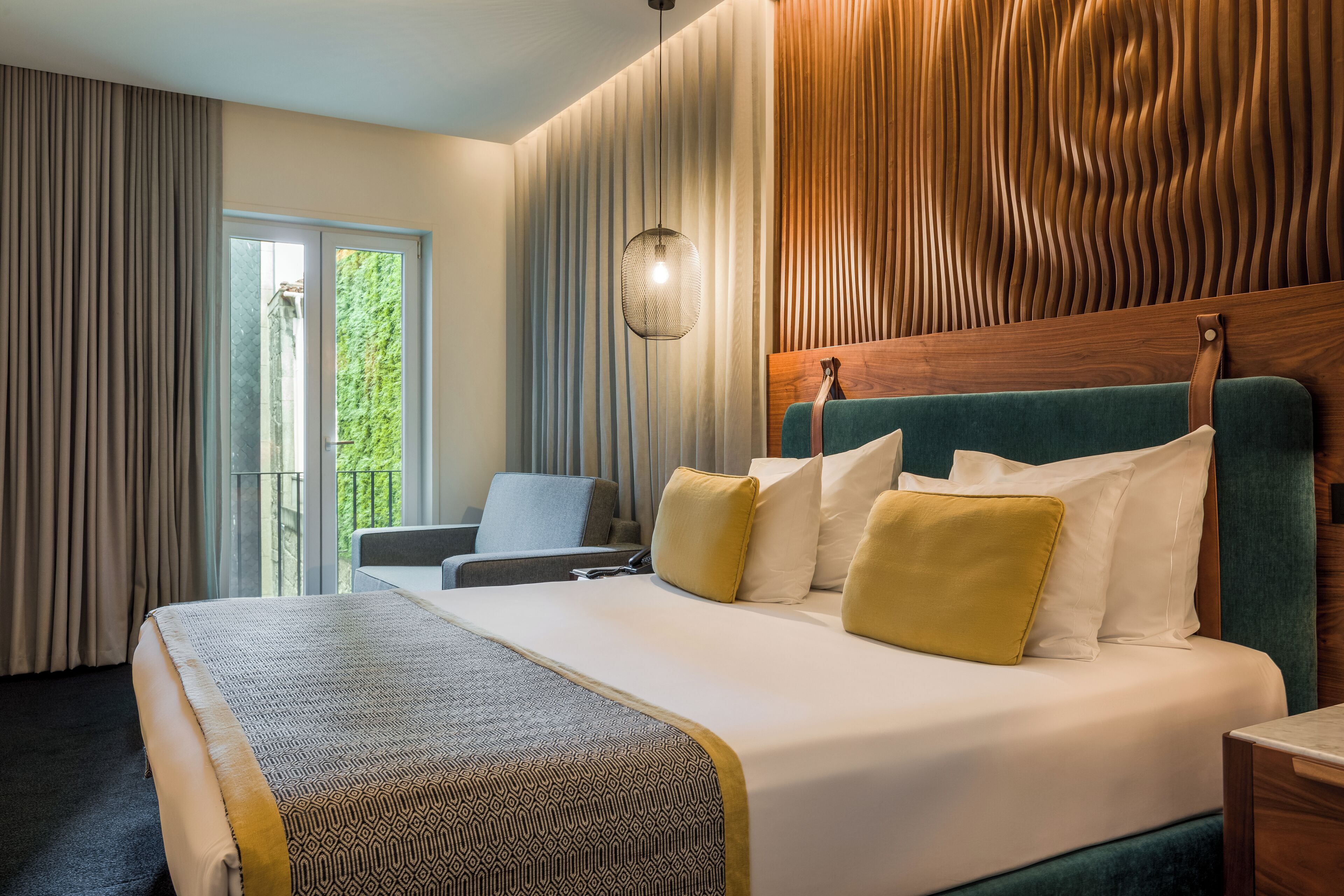 family room (superior) | 1 bedroom, minibar, in-room safe, desk