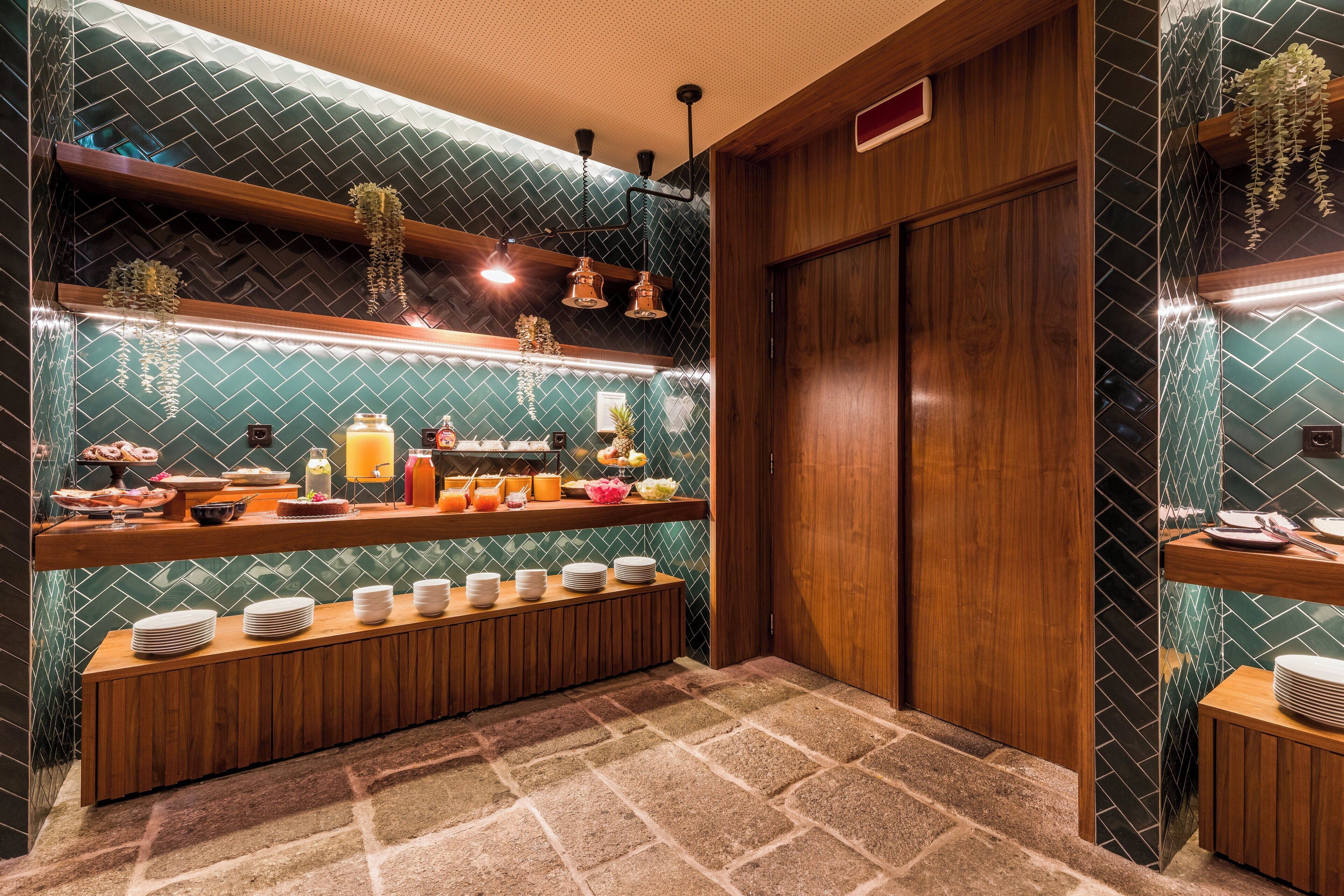 بوفيه فطور يوميًا بتكلفة قدرها (18 EUR للشخص)