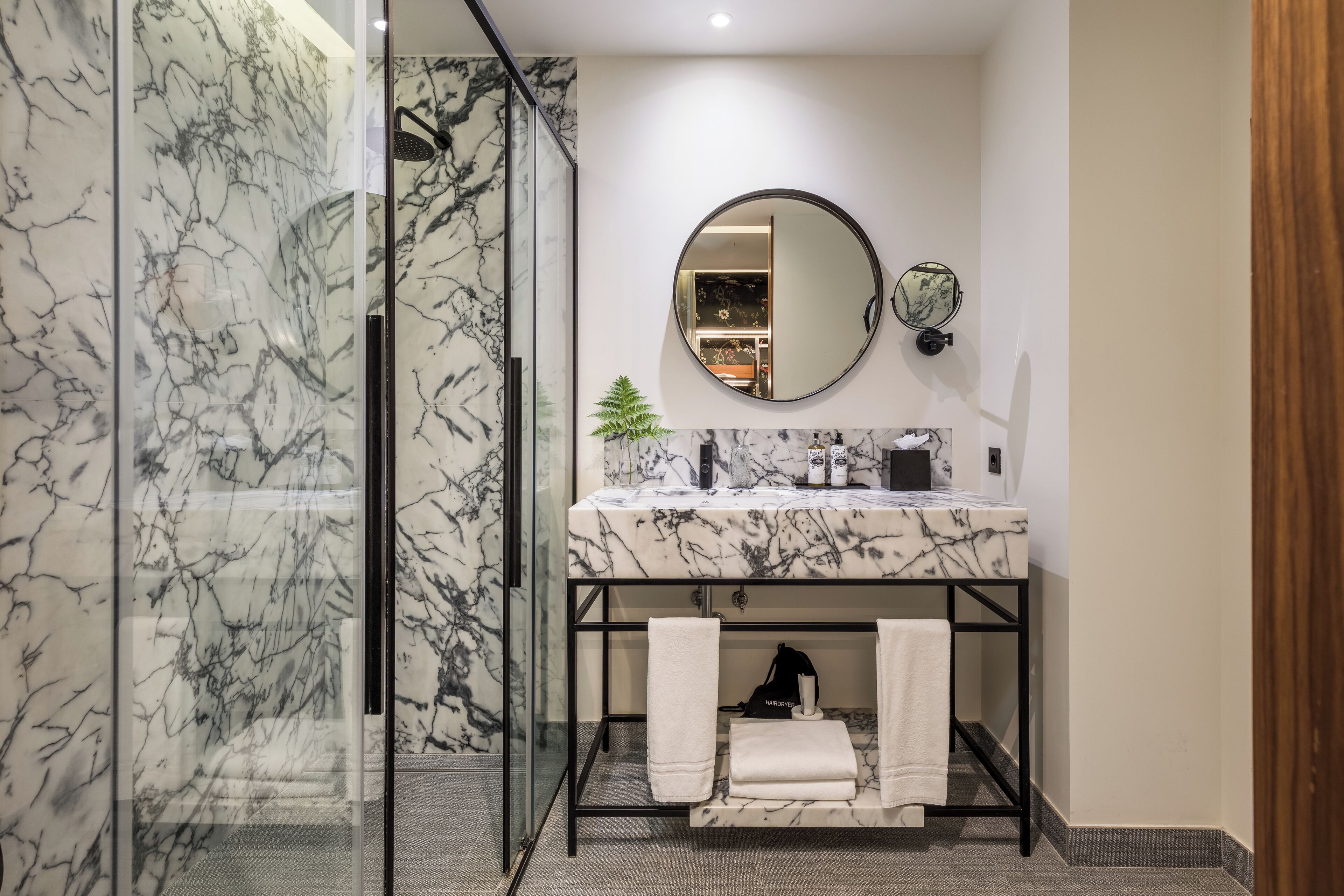 deluxe double room, city view | bathroom | shower, free toiletries, hair dryer, towels