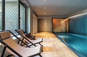 Inomhuspool och solstolar