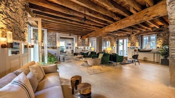 Coin salon dans le hall