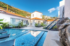 Piscina a l'aire lliure i gandules