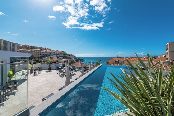 Alberca al aire libre y camastros