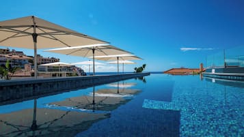 Piscine extérieure, chaises longues