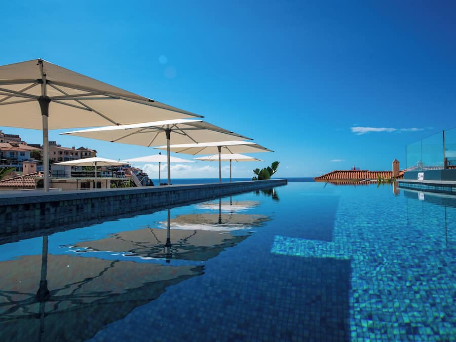 Een buitenzwembad en ligstoelen