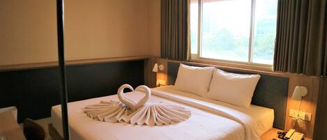 Deluxe Room | Desk, laptop workspace, free WiFi, bed sheets