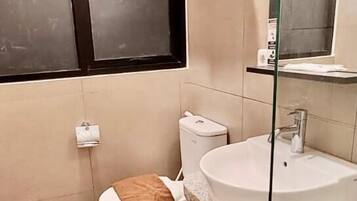 Standard-studiolejlighed (Bunk Bed Room) | Badeværelse | Bruser, håndklæder, Sæbe, Shampoo