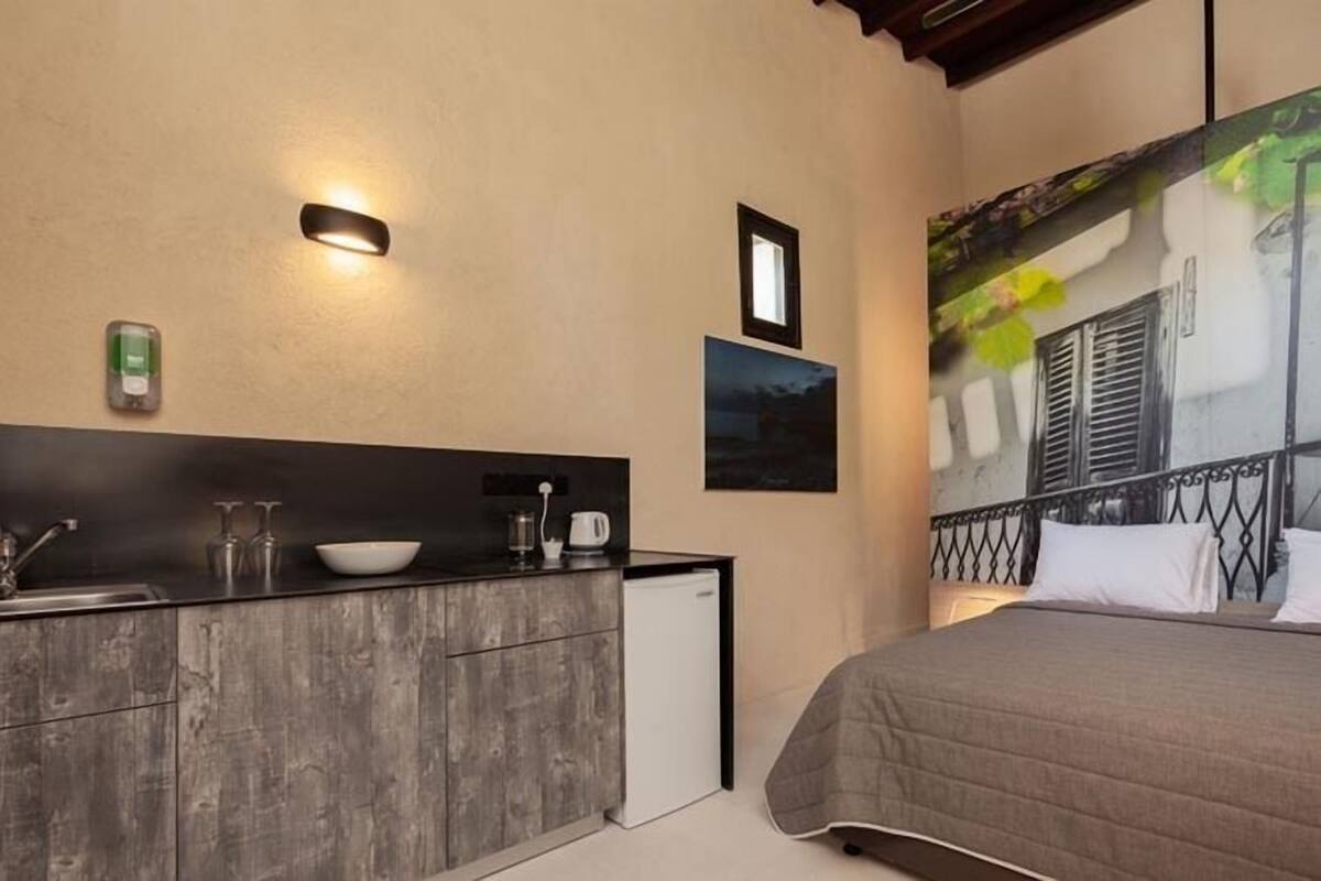 Deluxe Studio | Cribs (surcharge), WiFi (free), bed sheets