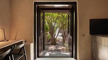 Deluxe Studio | Cots/infant beds, free WiFi, bed sheets