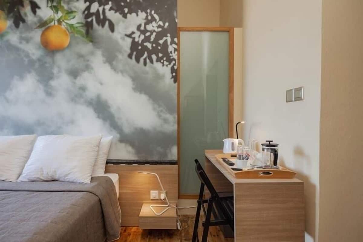 Cribs (surcharge), WiFi (free), bed sheets