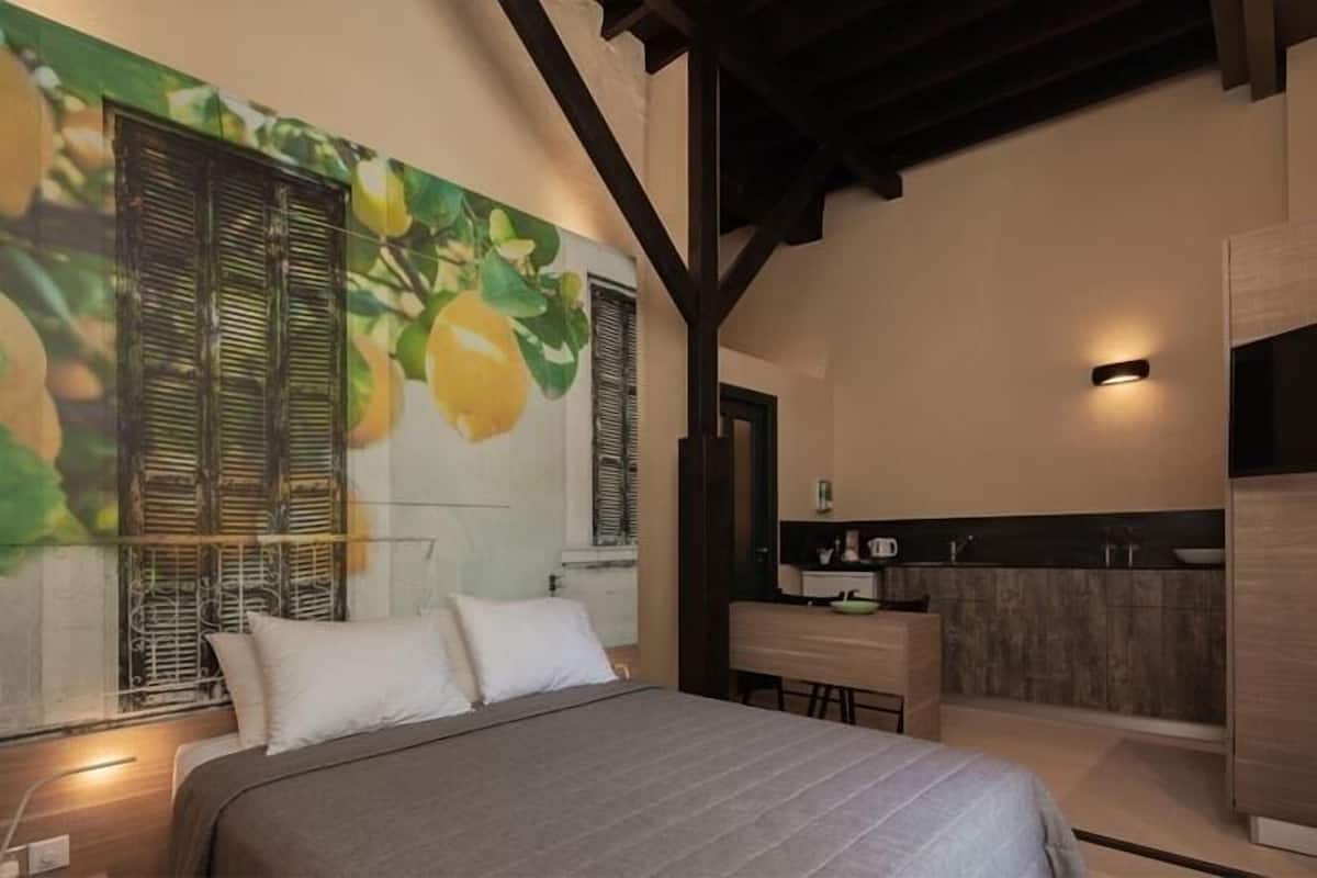 Deluxe Studio | Cribs (surcharge), WiFi (free), bed sheets