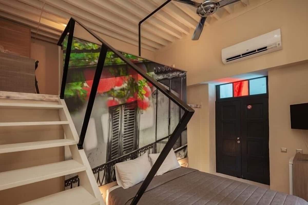 Economy Duplex | 1 bedroom, cribs/infant beds, free WiFi, bed sheets