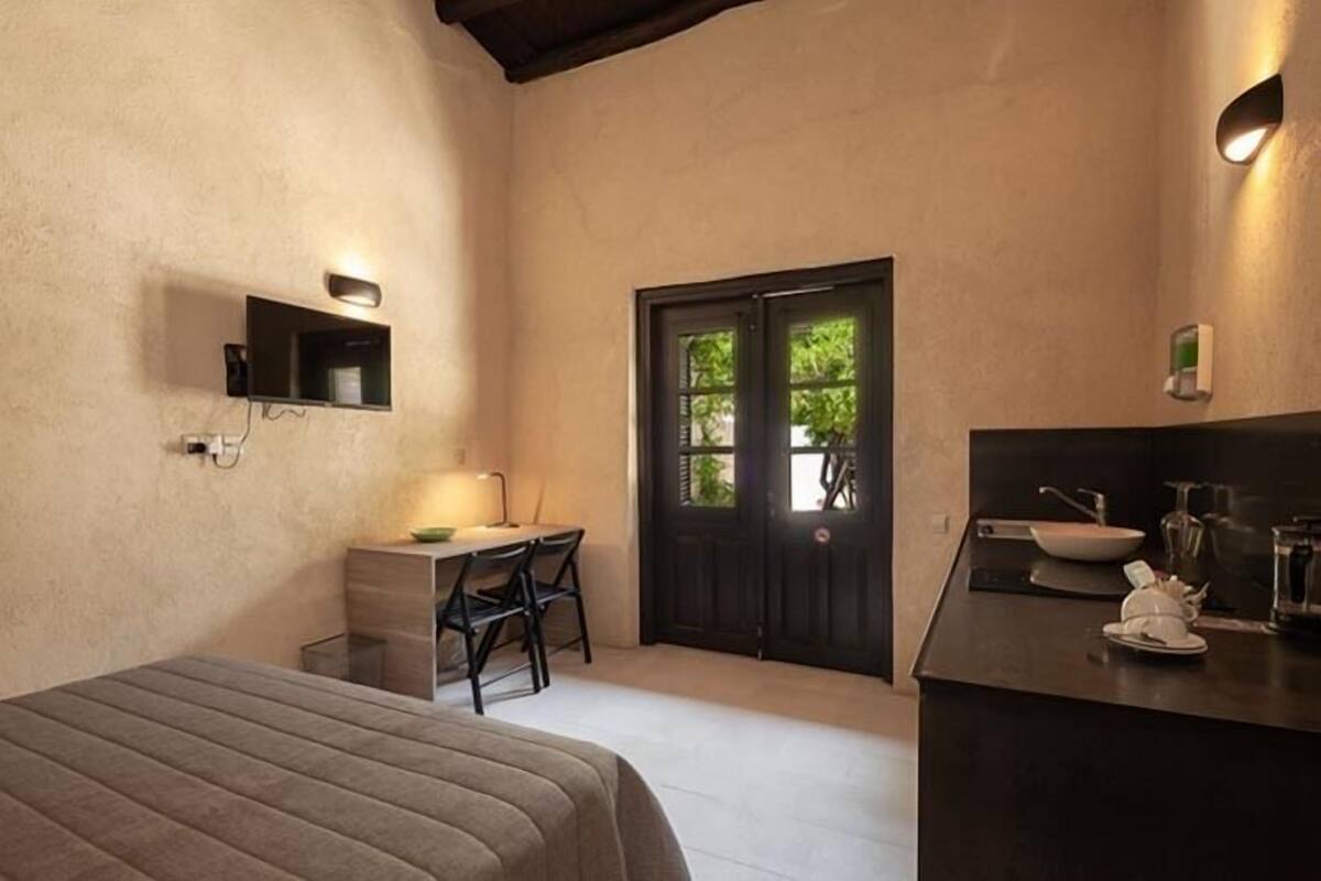 Deluxe Studio | Cribs (surcharge), WiFi (free), bed sheets
