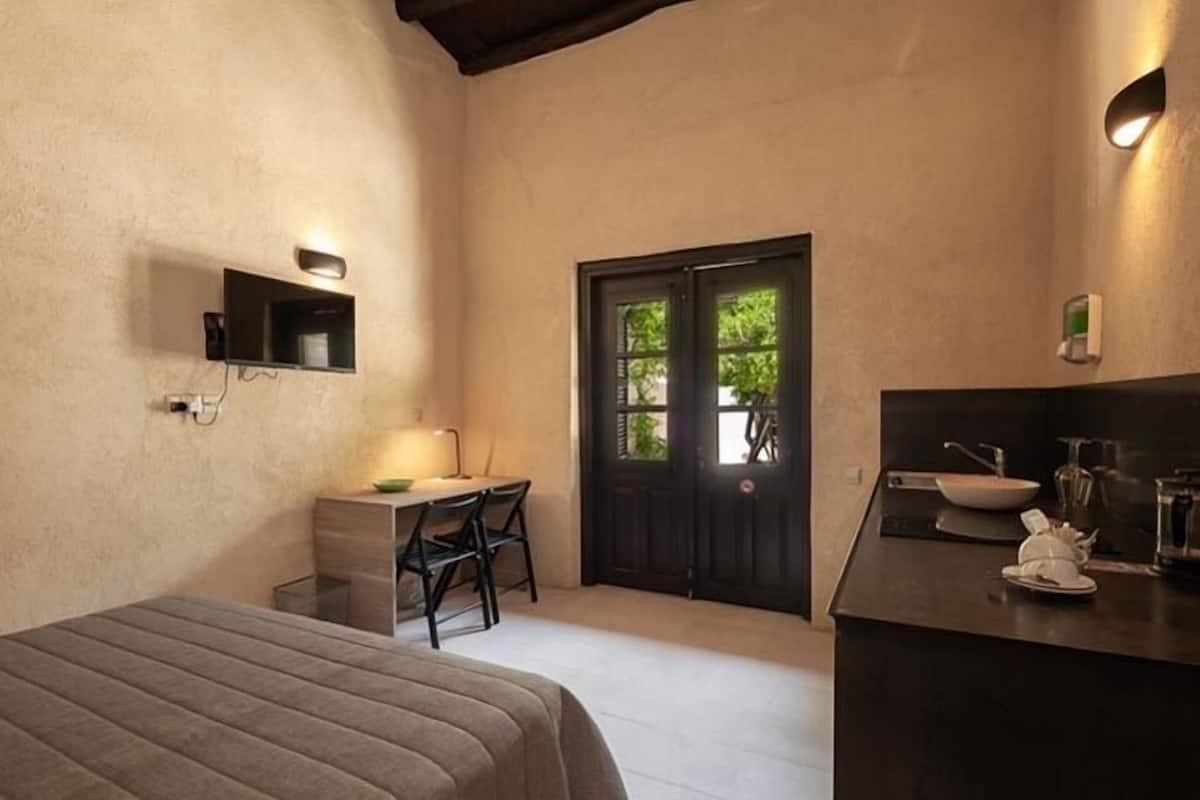 Deluxe Studio | 1 bedroom, cribs/infant beds, free WiFi, bed sheets